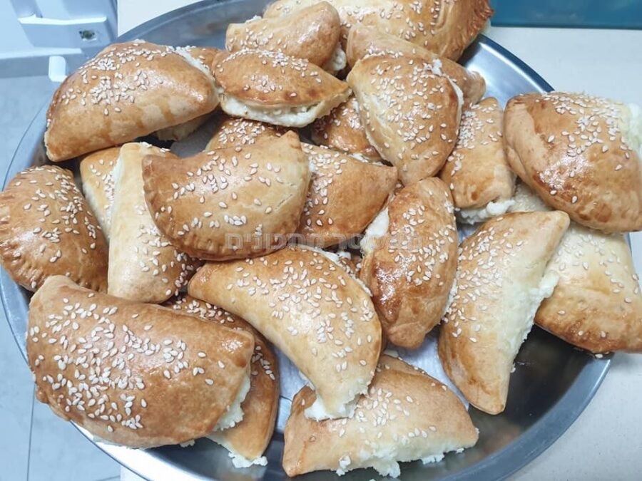 סמבוסק בג'בן – כיסונים מבצק שמרים במילוי גבינה