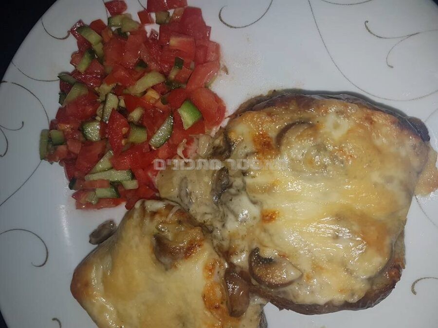 תפוחי אדמה אפויים עם קרם פטריות וגבינה מוקרמת