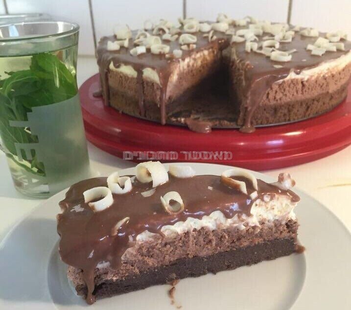 עוגת בראוניז ושכבות קרם וניל ושוקולד.