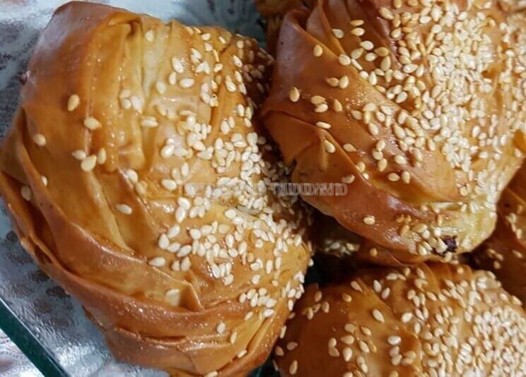 בצק פילו במילוי פירה עם בצל ובשר טחון