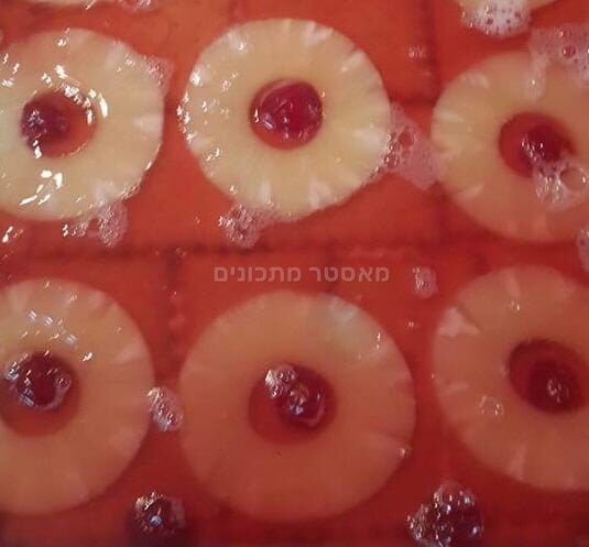עוגת גבינה עם ג'ל אננס ודובדבנים