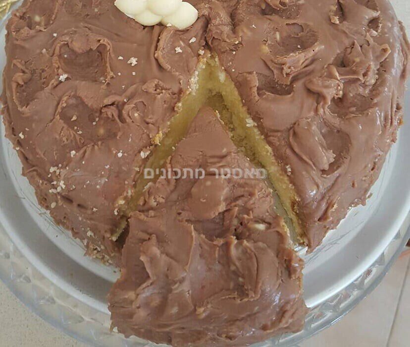 עוגת גבינה סולת וקוקוס אפויה בציפוי גנאש לבן ושוקולד אגוזים