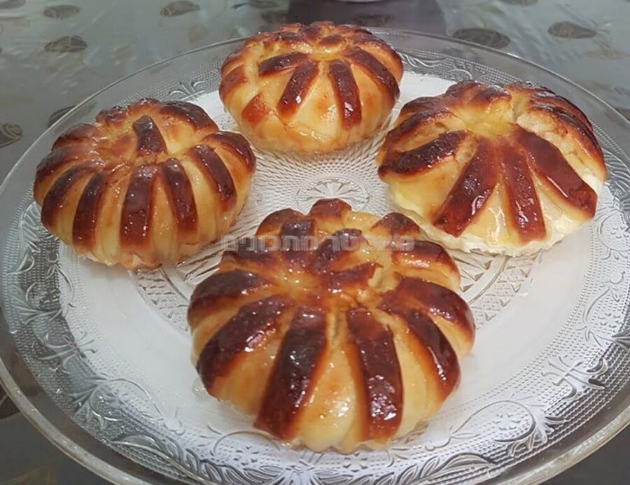 שושני בצק שמרים במילוי גבינה צימוקים וחמוציות