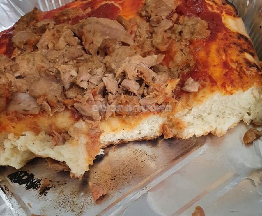 פיצה של בית ..בצק אוורירי עם פטריות,זיתים ירוקים,וטונה