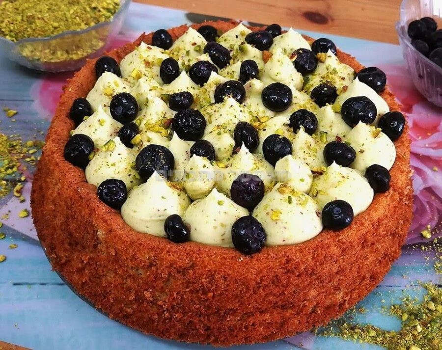 עוגת שקדים רכה ונימוחה, ריבת אוכמניות מרעננת וקרם פיסטוק מפנק מלמעלה