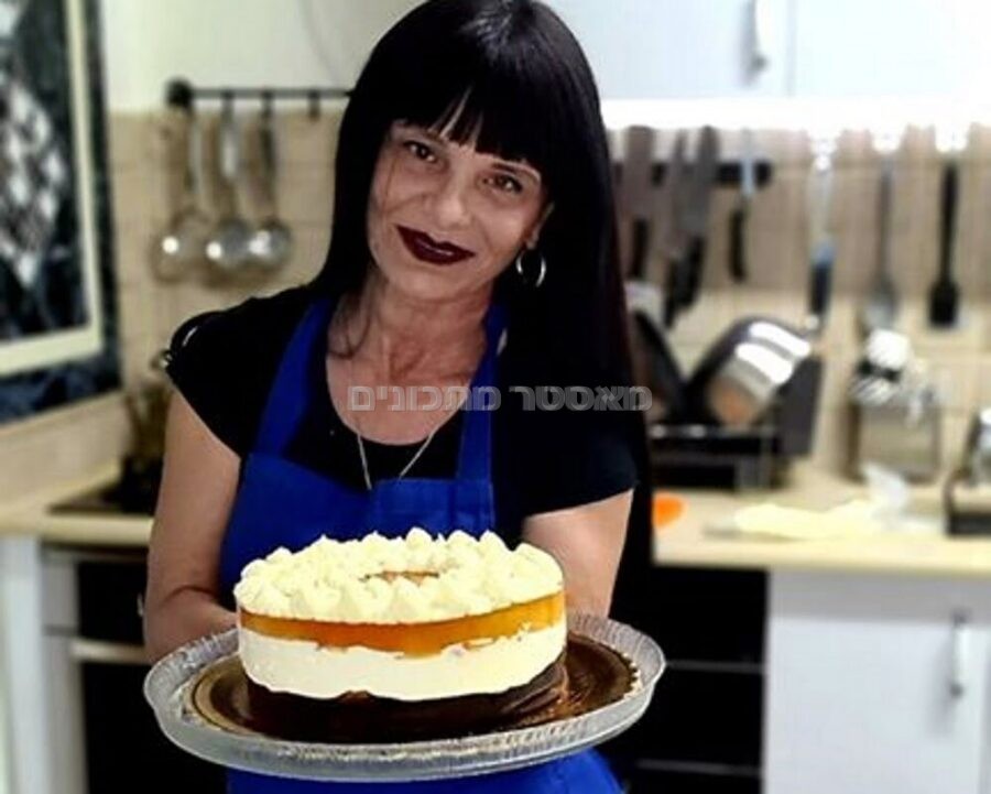 ן להכנת עוגת משמש עם קרם גבינת שמנת בציפוי ג'לי וזילוף קצפת