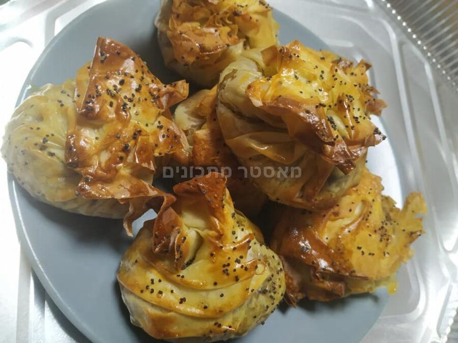 בורקס מבצק פילו ממולא בבשר עם חציל קלוי