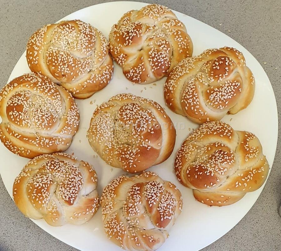 לחמניות בציפוי דבש ושומשום