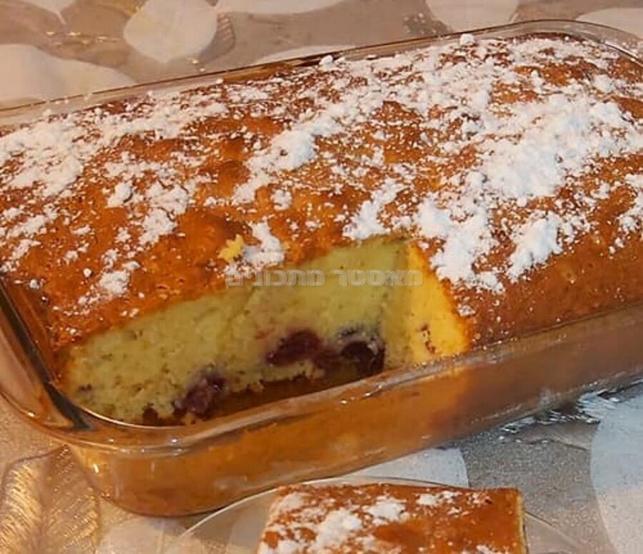 עוגה בחושה חלבית עם דובדבנים