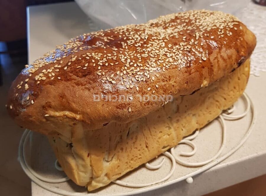 לחם בצל מטוגן וזיתים