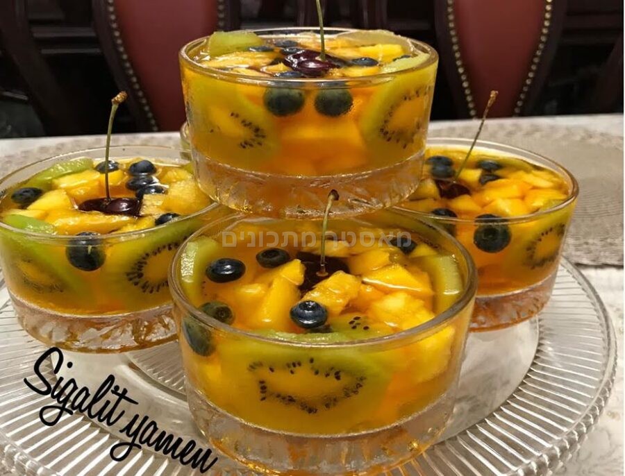 ן המחשה להכנת קינוח ג׳לי פירות העונה