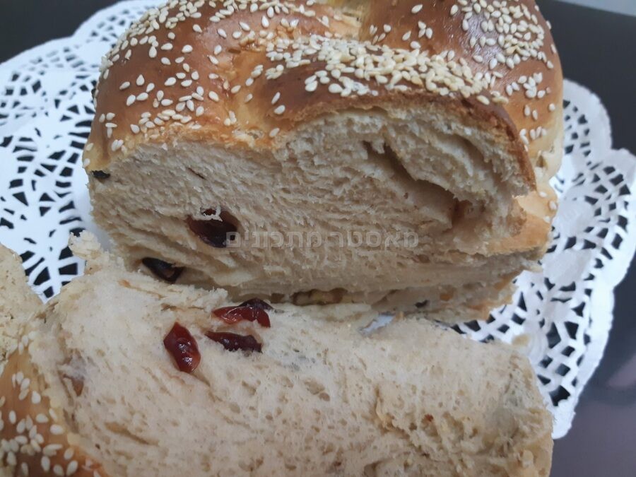 חלת כוסמין במילוי פקאן וחמוציות