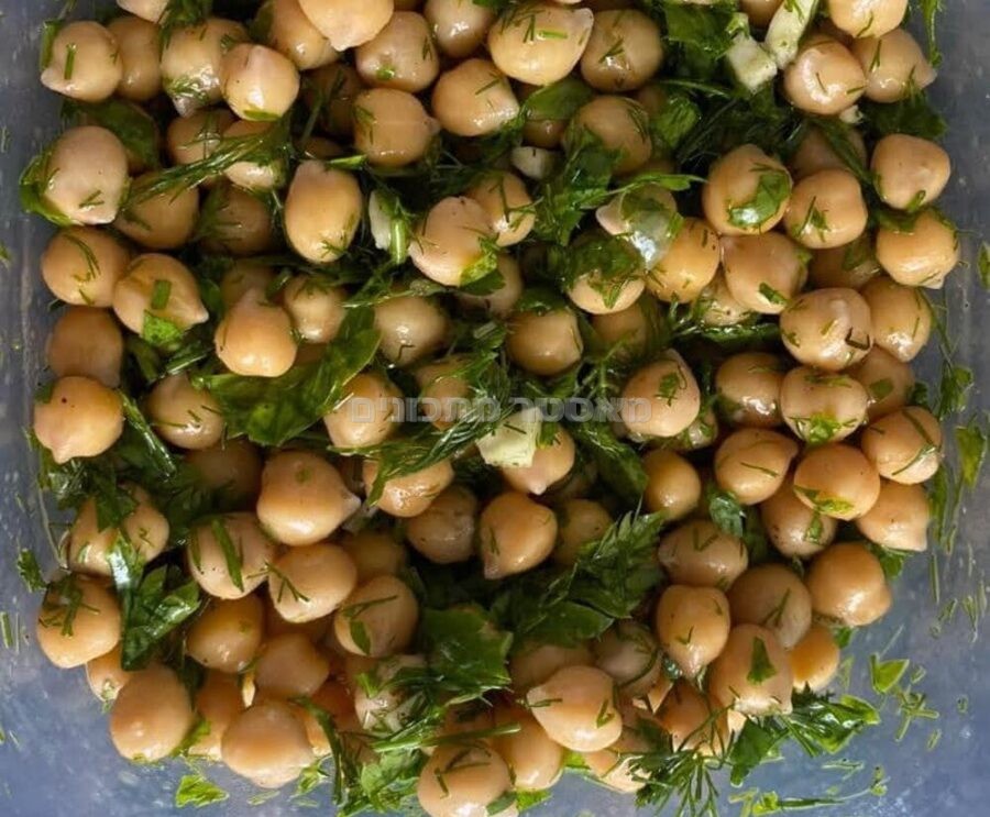 סלט חומוס משגע וקל להכנה.