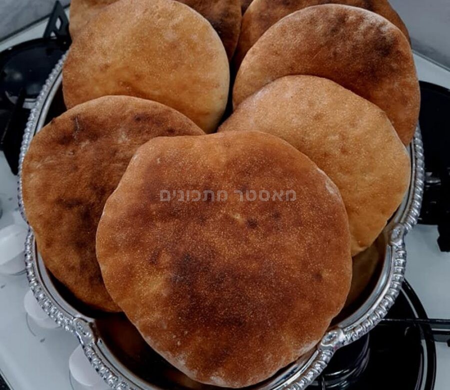 י המחשה להכנת פיתות פרנה בטאבון