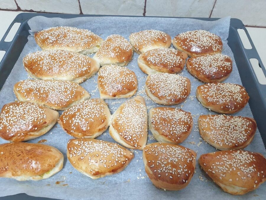 סמבוסק בתנור עם חומוס וחצי תבנית גבינות