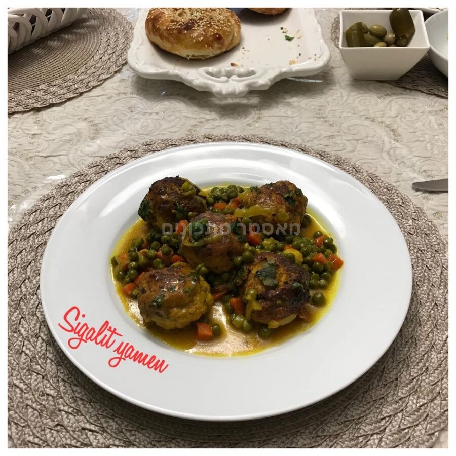 קציצות עוף עם אפונה וגזר