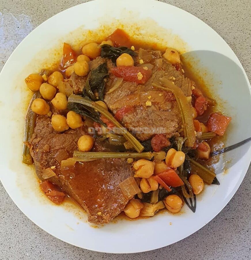 פרוסות בשר ,סלרי, חומוס ברוטב אדום