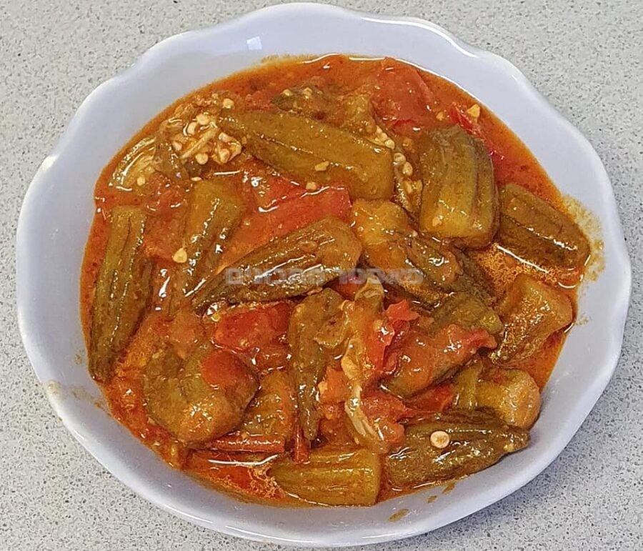 במיה ברוטב עגבניות