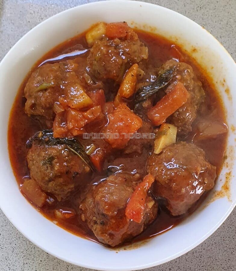קציצות בשר ברוטב עגבניות אדום