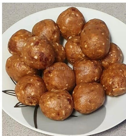 כדורי אנרגיה nחמאת בוטנים תמרים מבוטנים קצוצים ucuybho emumho