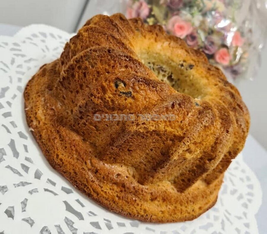 עוגת שמרים עם צימוקים וחמוציות