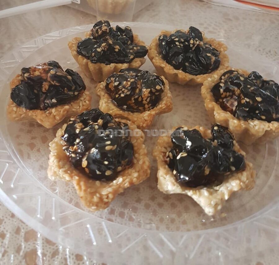 סלסלאות שומשום עם ריבת צימוקים