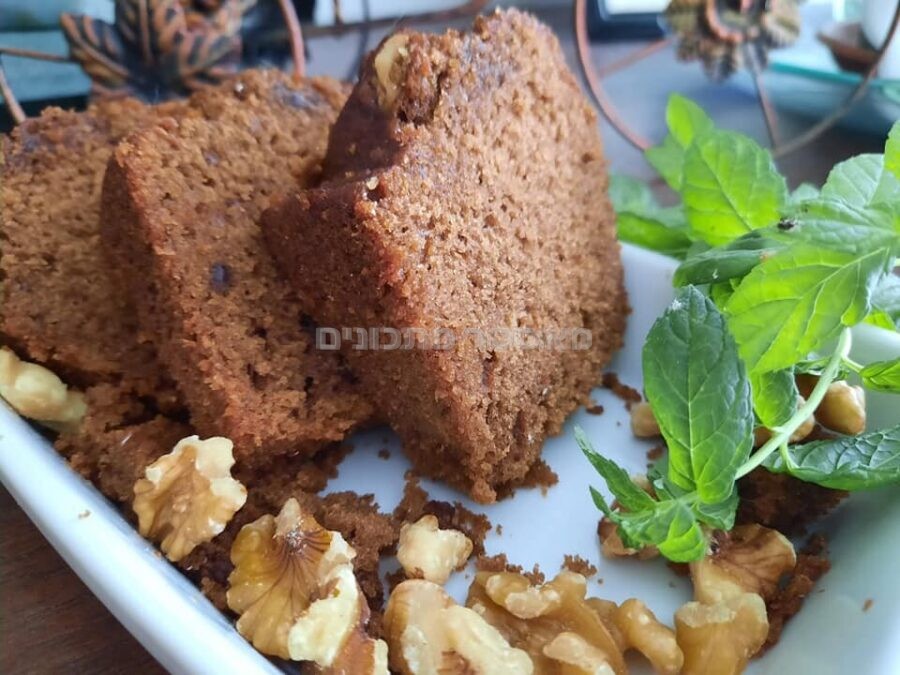עוגת דבש נוסטלגית עם אגוזים ממטבחה אמא בוצי