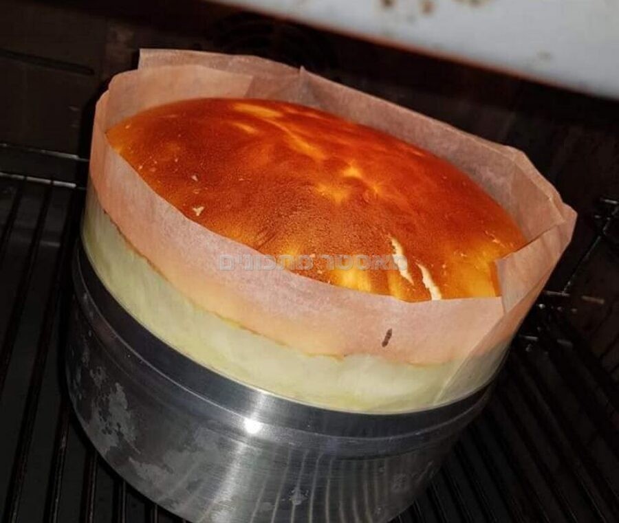 עוגת גבינה קלה עם ציפוי בטעם תות