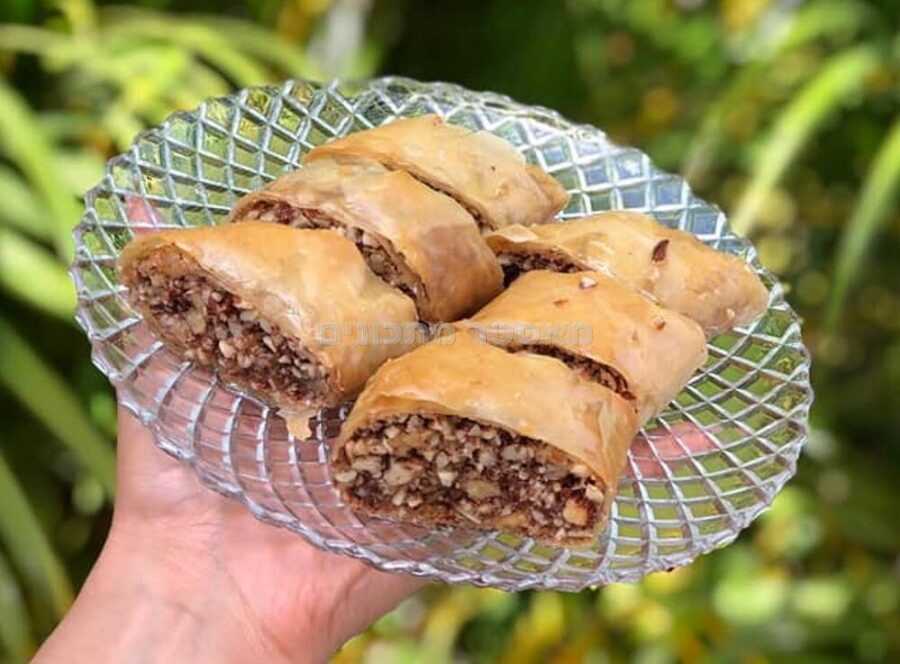בצק פילו ממולא עם שקדים ואגוזים