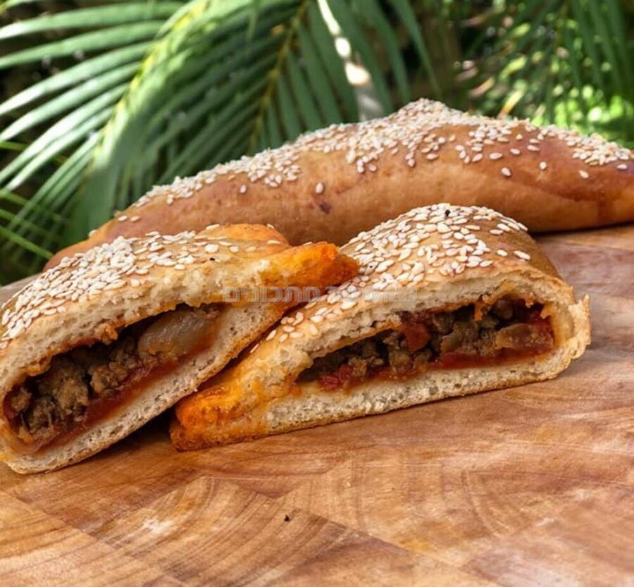 בצק חלות ממולא בבשר טחון