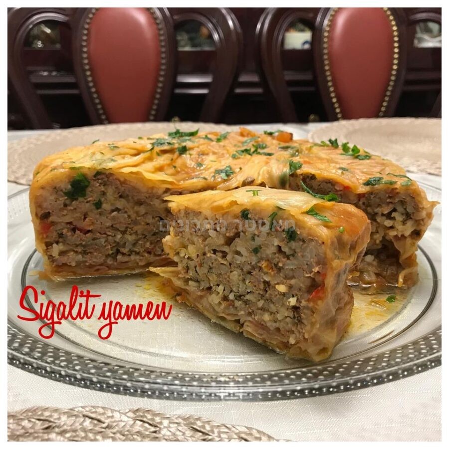 עוגת כרוב במילוי בשר ,אורז ורוטב עגבניות