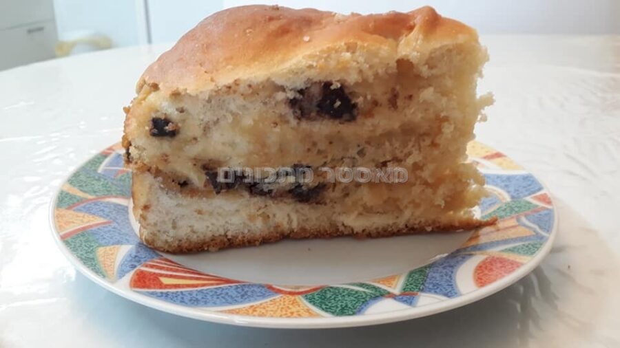 עוגת שמרים במילוי חלבה ופצפוצי שוקולד