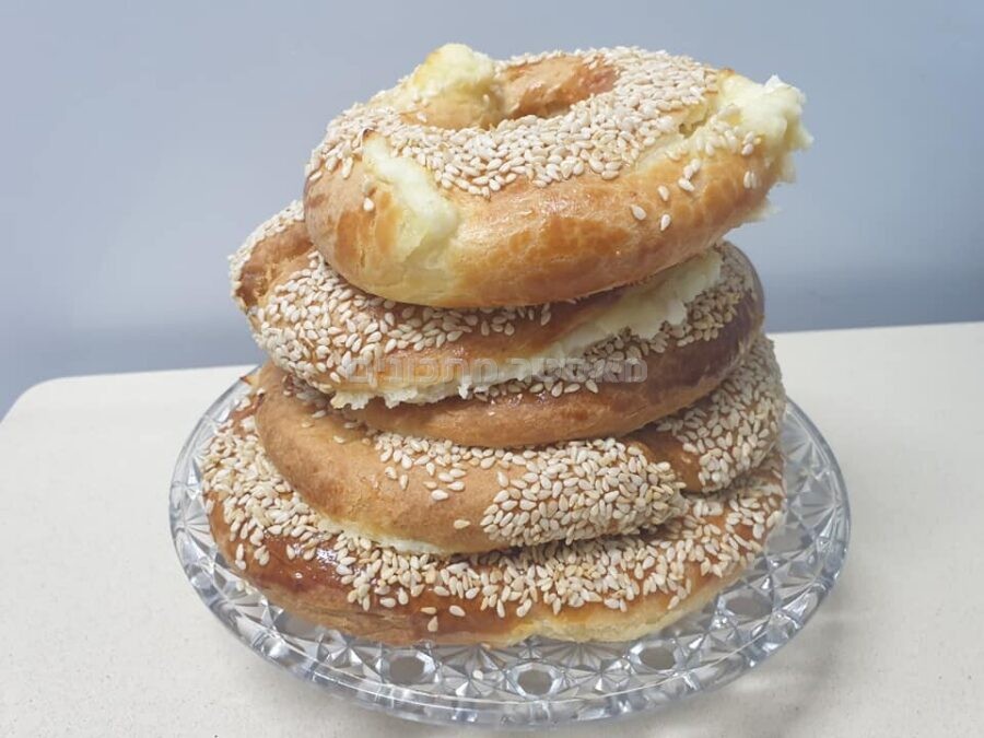 בייגלה ממולא בגבינות נמס בפה