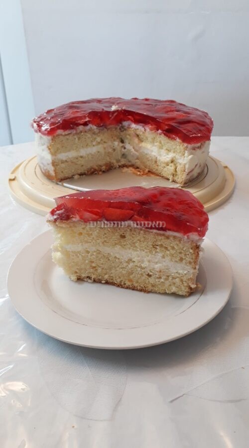 עוגת טורט במילוי תותים, ג'לי וקרם וניל 🍓🍓🍓🍓