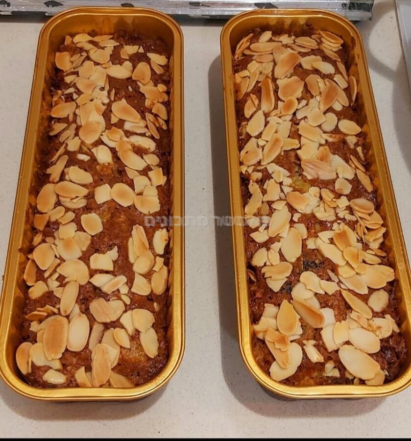עוגת פירות יבשים וסירופ מעל שקדים דקים