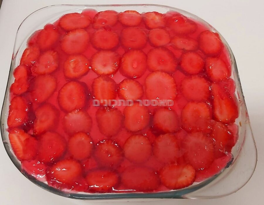 עוגת תות קצפת וג'לי