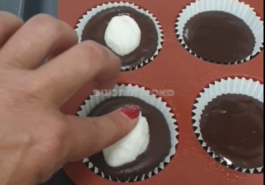 מאפינס שוקולד וכדורי גבינה וקוקוס ב 5 דקות