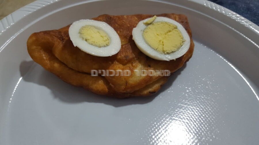 סמבוסק חומוס עם ביצה קשה מעל