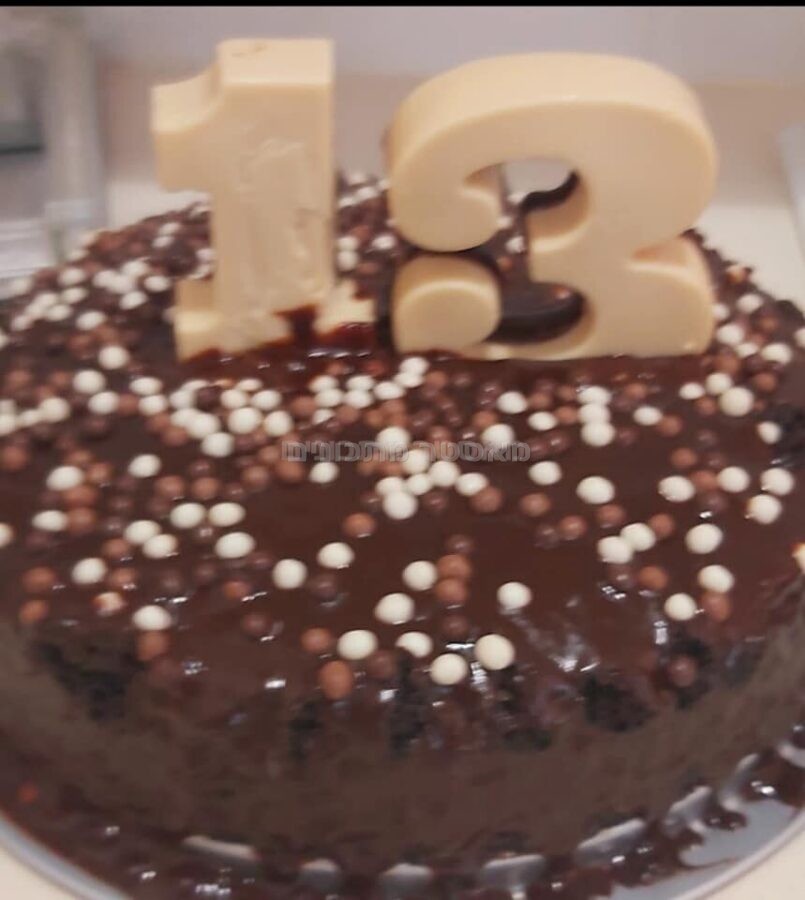 עוגת יום הולדת פרווה כולל ספרות משוקולד