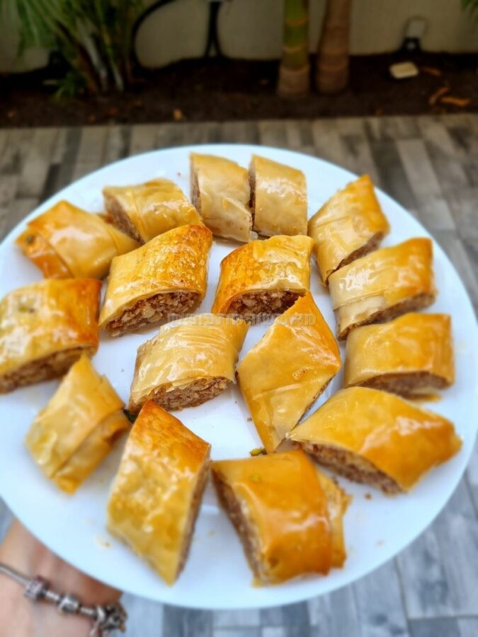 בצק פילו ממולא עם שקדים ואגוזים