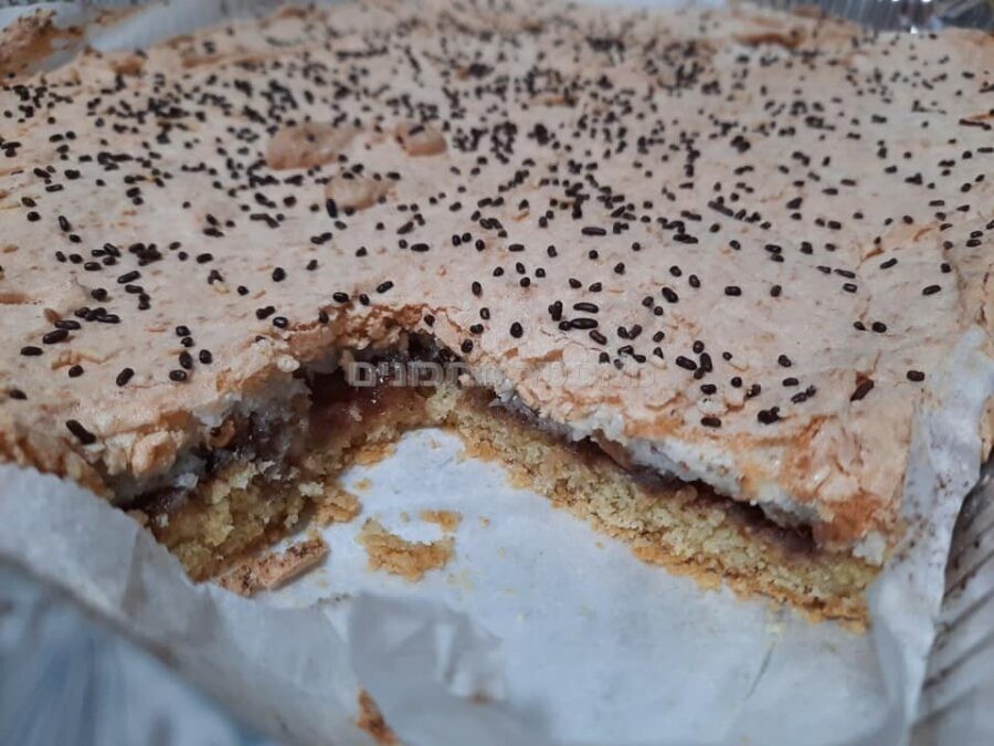 עוגה חלומית עם ריבה קצף אגוזים וקוקוס