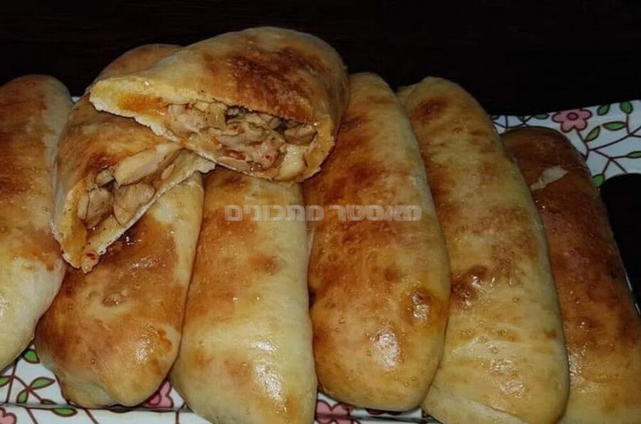 מאפה טעים במילוי קוביות פרגית ובצל מטוגן..טעים טעים