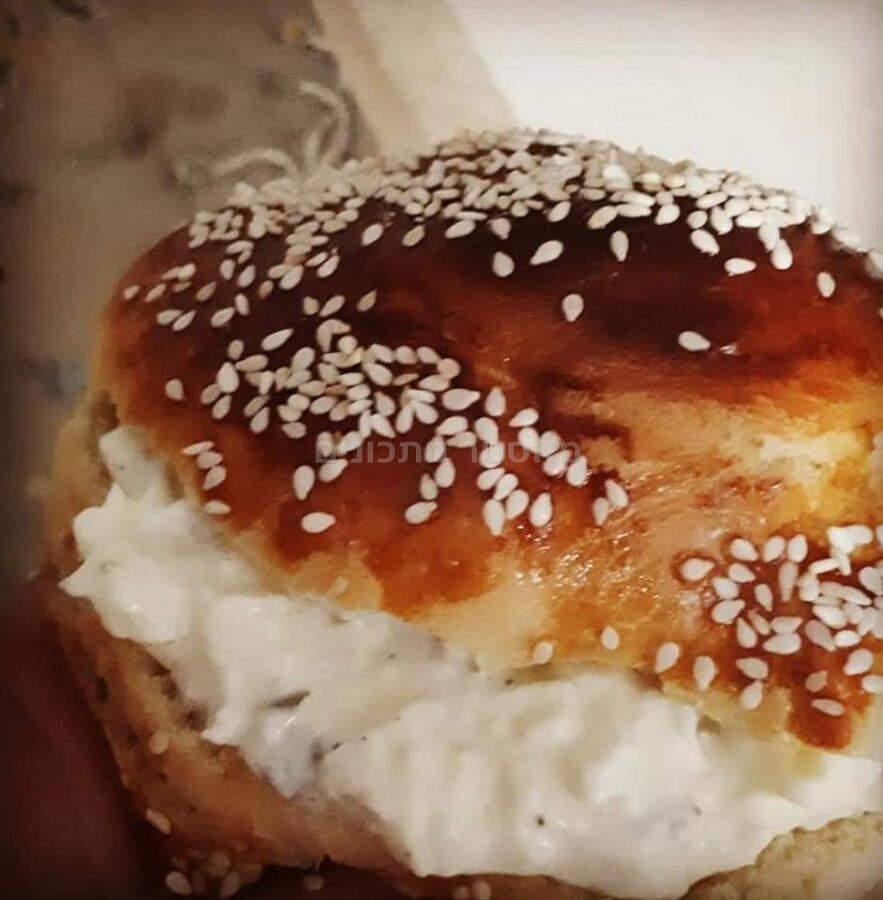 לחמניות עם סלט ביצים(אפשר כל ממרח)