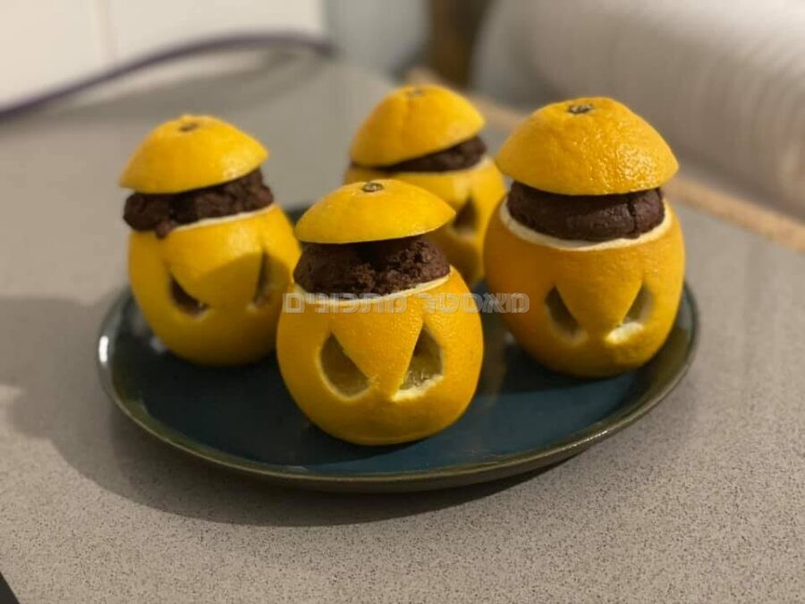 קאפקייקס תפוז שוקולד אפויות בתוך התפוז עצמו