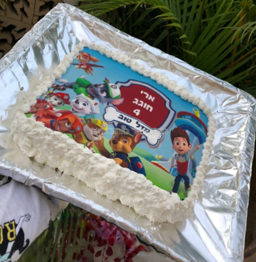 עוגת שוקולד יום הולדת עם דף אכיל