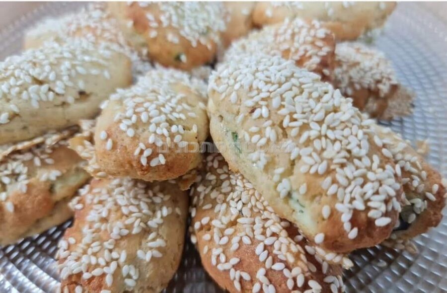 כיסוני גבינה אפויים מרופדים בשומשום, מופחת פחממות, ללא גלוטן וללא סוכר
