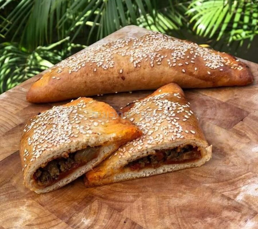 לחם לשבת וסהרונים עם מטבוחה ובשר