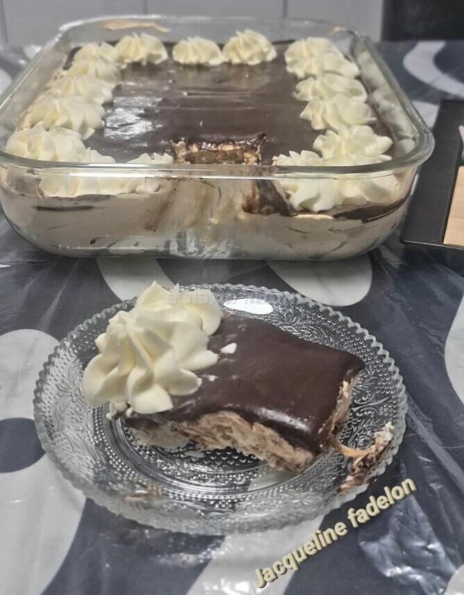 עוגת ביסקוויטים של פעם רק משודרגת עם גבינת שמנת בטעם ריבת חלב וציפוי גנאש שוקולד מריר