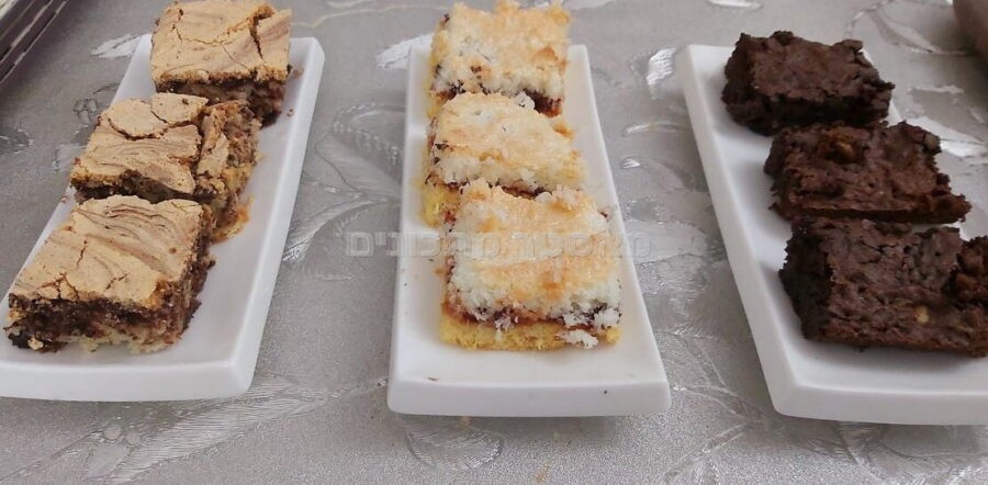 ריבועי בצק עם ריבה וקוקוס