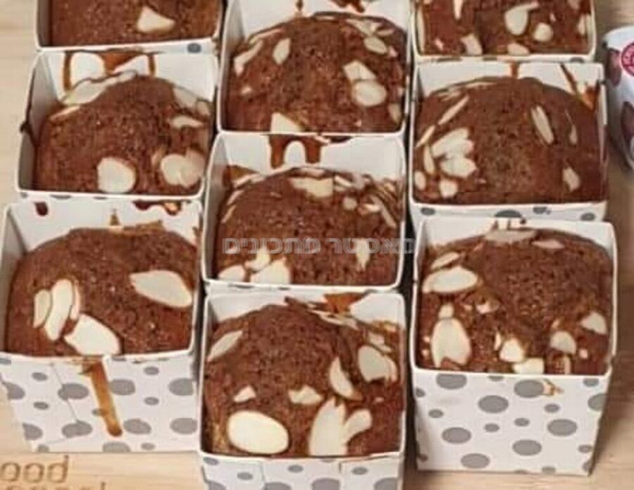 מאפינס דבש בקישוט פרוסות שקדים